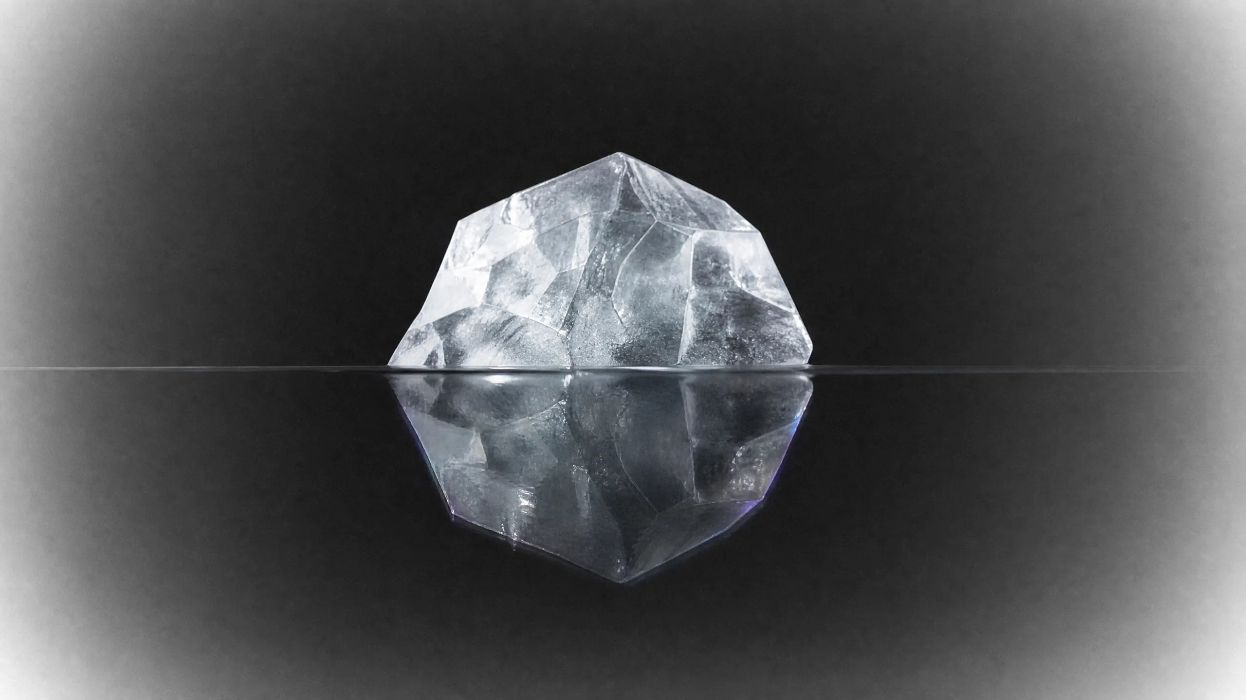 Un bloc de glace et son reflet : le reflet ne coïncide pas tout à fait avec l'objet.